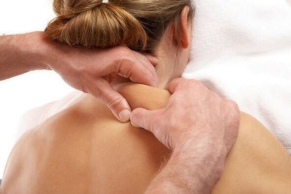 Massage hilft, den Zustand der Osteochondrose zu verbessern
