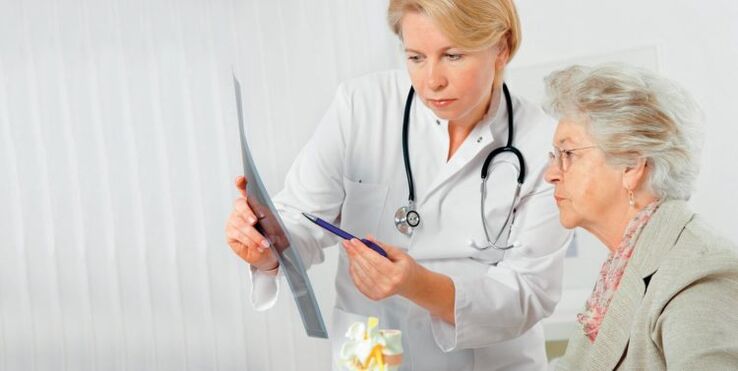 Der Arzt verschreibt eine Behandlung gegen Rückenschmerzen